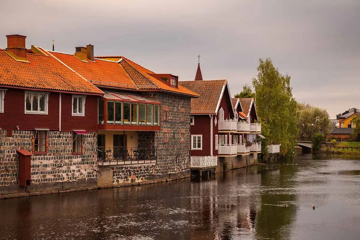 Radhus längs en kanal, en vacker vy på vägen från Falun till Stockholm.