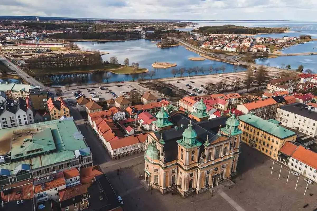 Vacker vy över Kalmar med domkyrkan i förgrunden. Vatten, broar och stadens tak ger en känsla av många aktiviteter kalmar.
