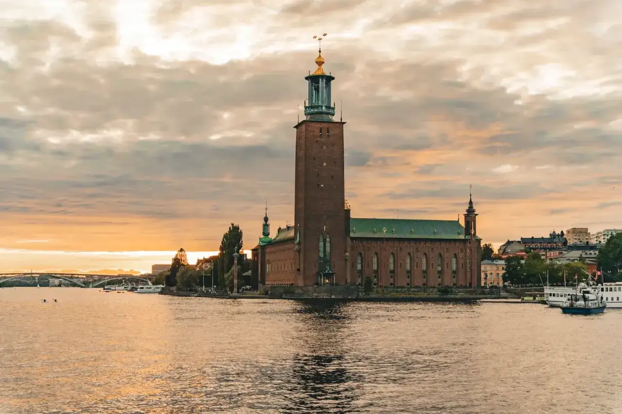 Stockholms stadshus vid solnedgången. En vacker vy som inbjuder till fler aktiviteter i Stockholm.