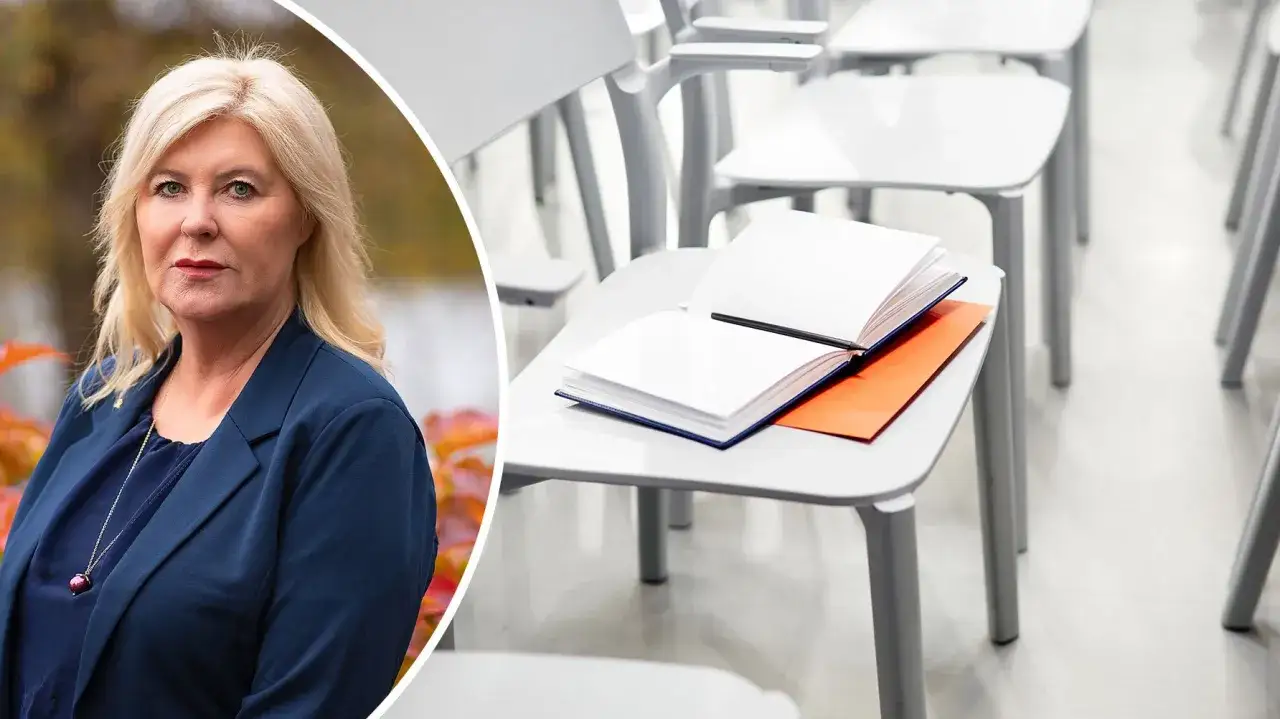 En kvinna i m&ouml;rkbl&aring; kavaj, kanske p&aring; v&auml;g att l&auml;ra sig hur blir man rektor. Tomma stolar och b&ouml;cker v&auml;ntar.