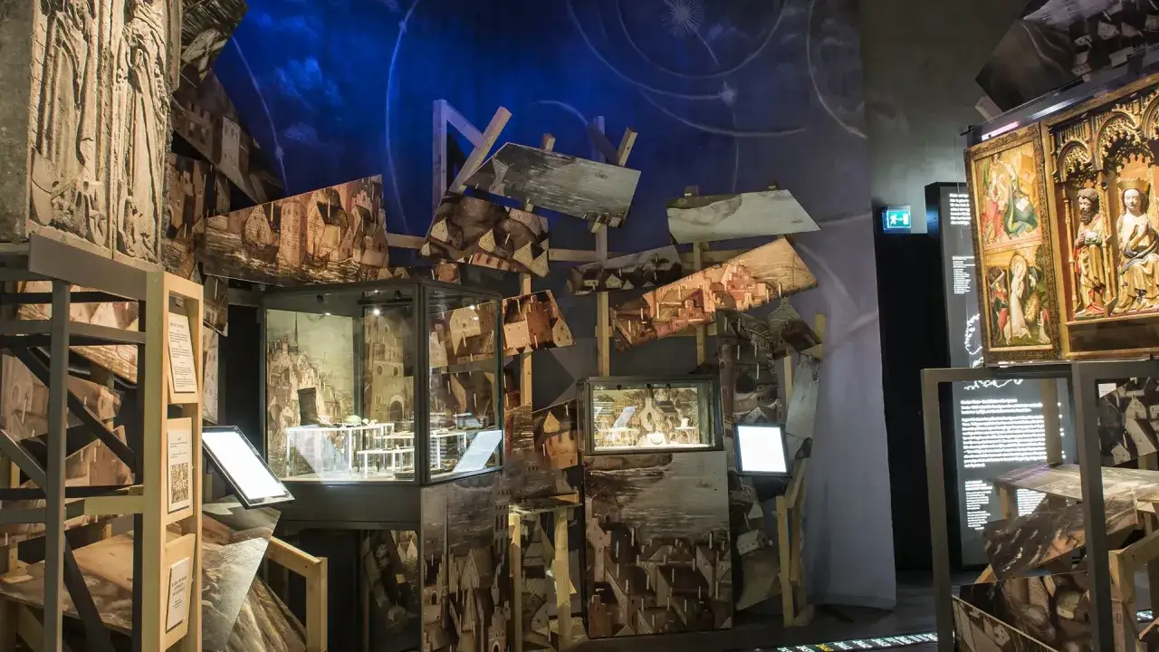 En fascinerande utst&auml;llning p&aring; ett museum i Sverige. Gamla tr&auml;sniderier, m&aring;lningar och modeller av st&auml;der visas upp.