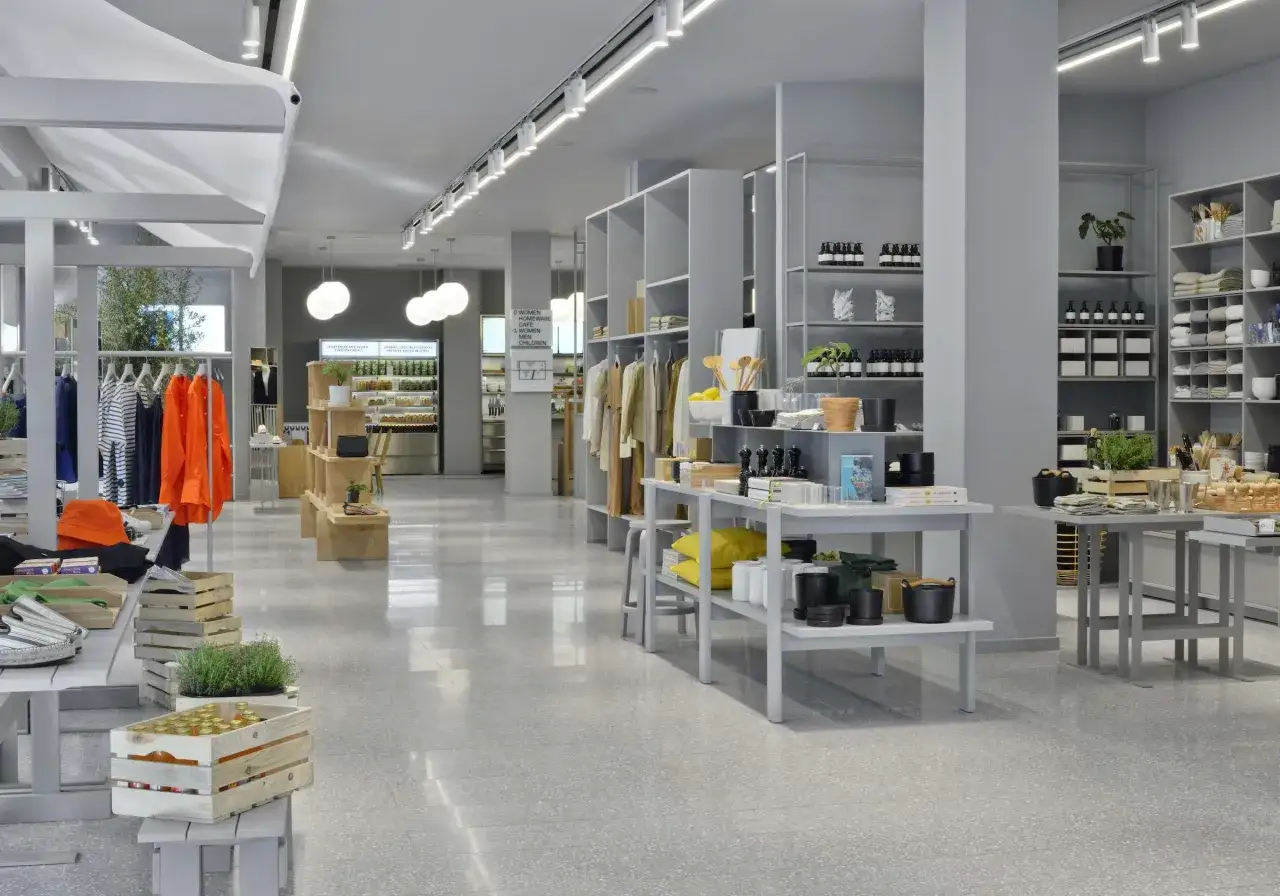 Ljus och luftig butik i Stockholm med kläder, inredning och matvaror. Ett exempel på annorlunda butiker i Stockholm som erbjuder en helhetsupplevelse.