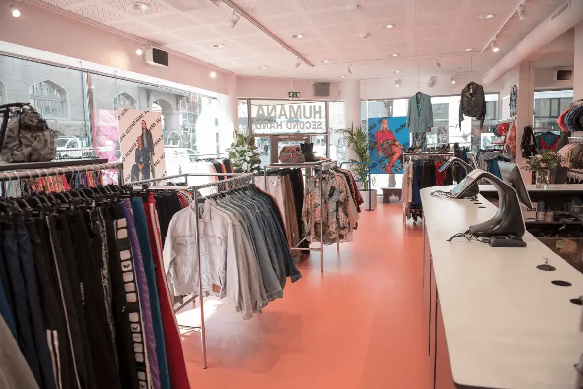 En ljus och modern second hand-butik med kläder på galgar och skyltdockor. Kanske lediga jobb på Humana?