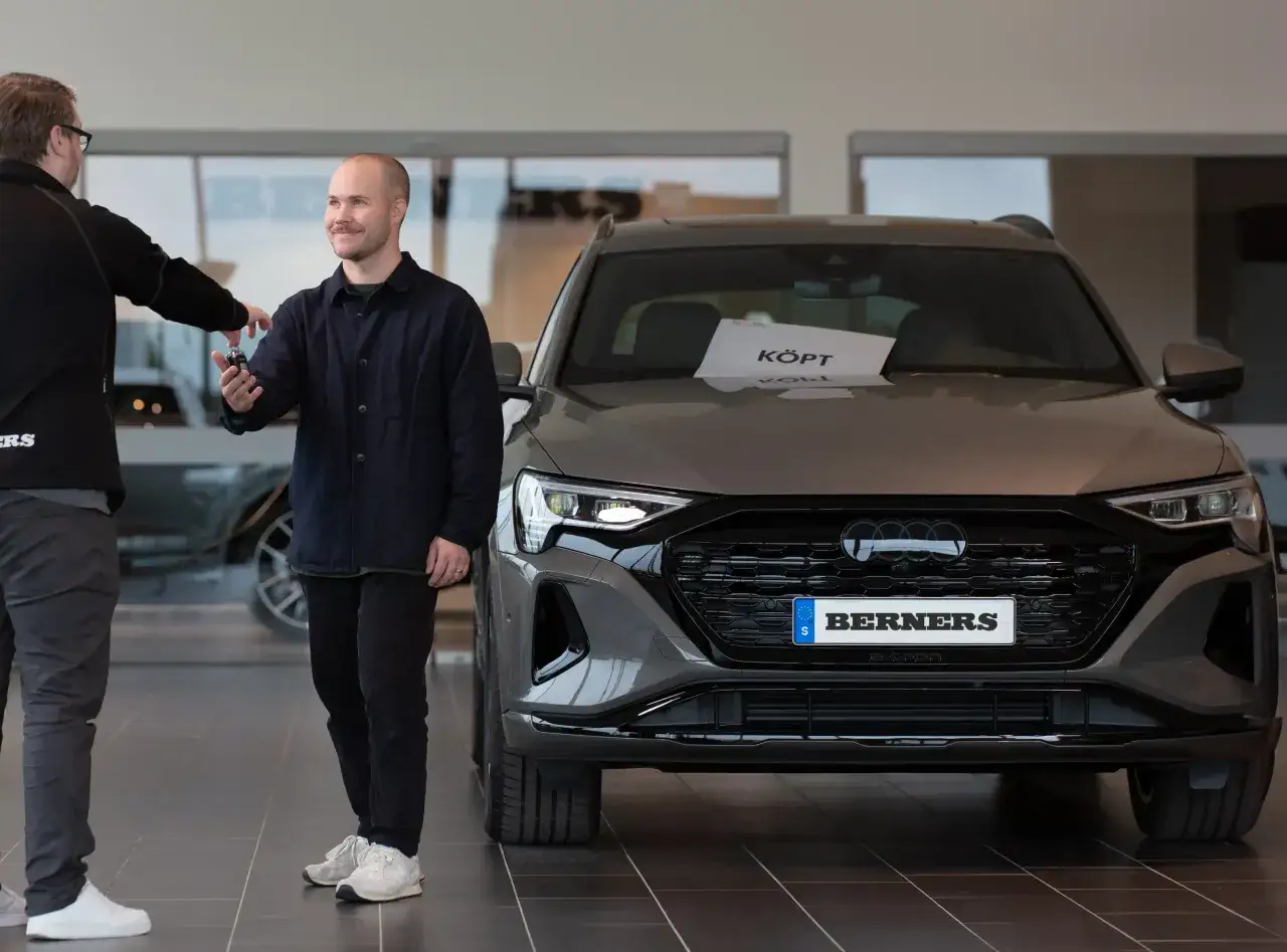 Man tar emot bilnycklar till en ny Audi. Kanske en del av ett billån med restskuld som nu är löst.