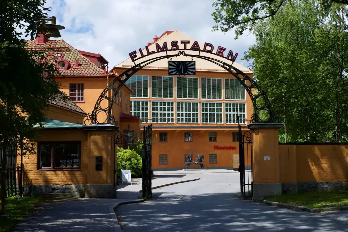 Filmstaden, en plats där drömmar blir verklighet på den vita duken. En historisk filmstudio med en imponerande entré.