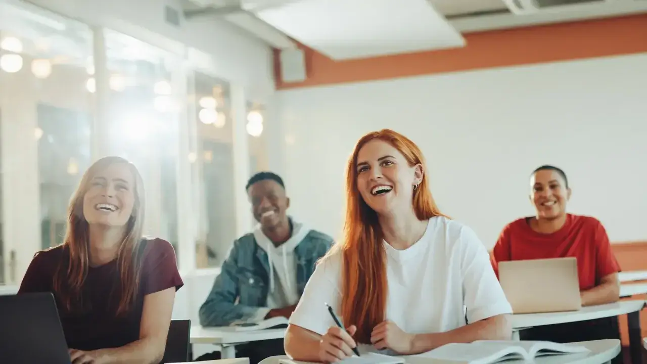 Glada studenter i klassrummet, redo för korta utbildningar som ger jobb.