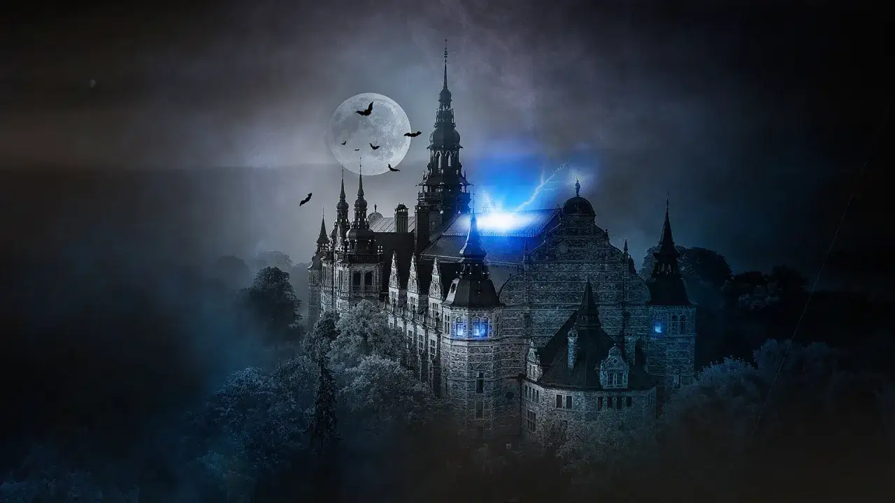 Ett kusligt slott i dimma, med fladdermöss och fullmåne. Perfekt för en skrämmande stockholm halloween-kväll.