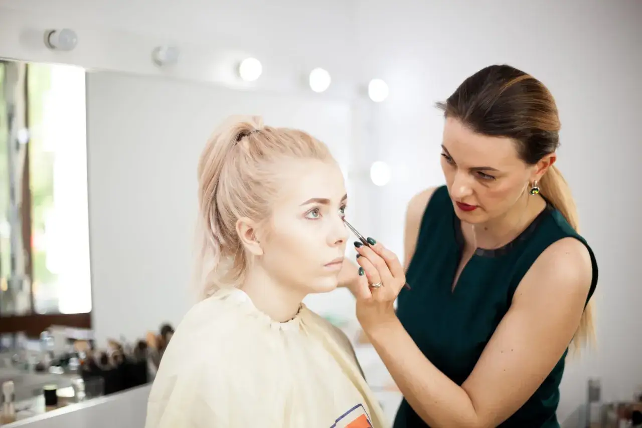 En makeupartist utför en ögonmakeup under en utbildning.