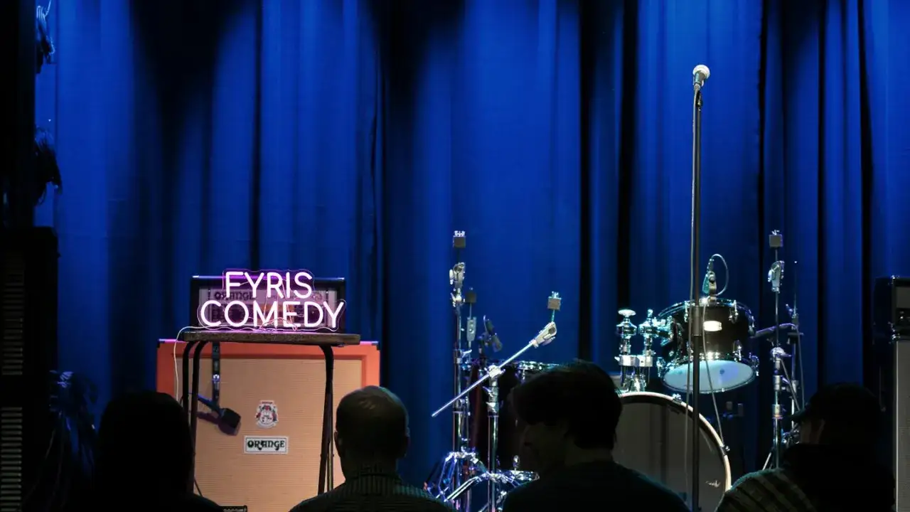 Scen f&ouml;r stand up Uppsala med neonljus som lyser 