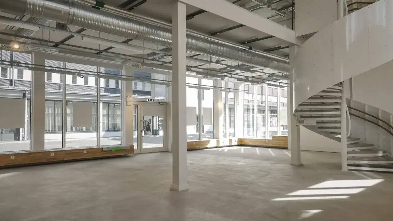 Tomma lokaler med betonggolv, stora fönster och en vit spiraltrappa. Kanske en framtida utställning på Botkyrka konsthall?